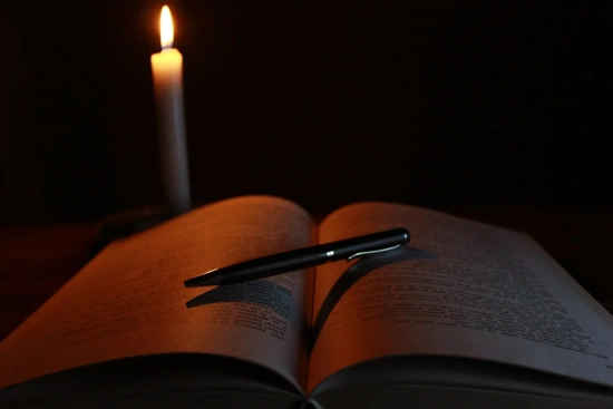 تحتوي الصورة على كتاب و قلم و شمعه 
جلب الحبيب بالصورة