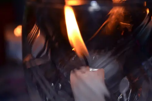 تحتوي الصورة على شمعه 
جلب الحبيب بصورة