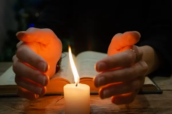 صورة تحتوي على شمعة و يدين 
جلب الحبيب في بلجيكا