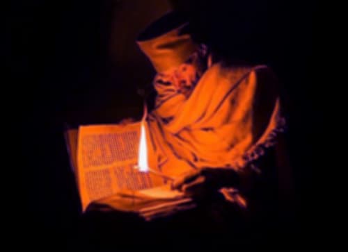 صورة تحتوي على ساحر يحمل شمعة و كتاب
رقم ساحر في فرنسا