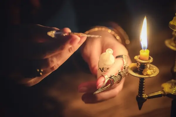 صورة تحتوي على يدين و شمعة 
شيخ روحاني مختص بجلب الحبيب