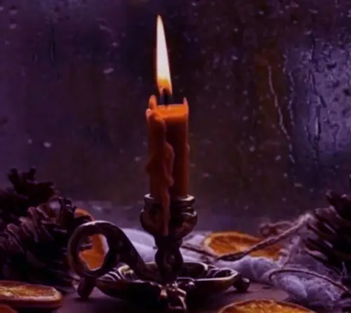 تحتوي الصورة على شمعة هل يمكن عمل سحر لشخص بعيد